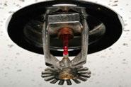 3.4. Os CHUVEIROS AUTOMÁTICOS (Sprinklers) Os chuveiros automáticos ou sprinklers, como são conhecidos, são sistemas fixos de combate a incêndios com uma grande vantagem sobre extintores