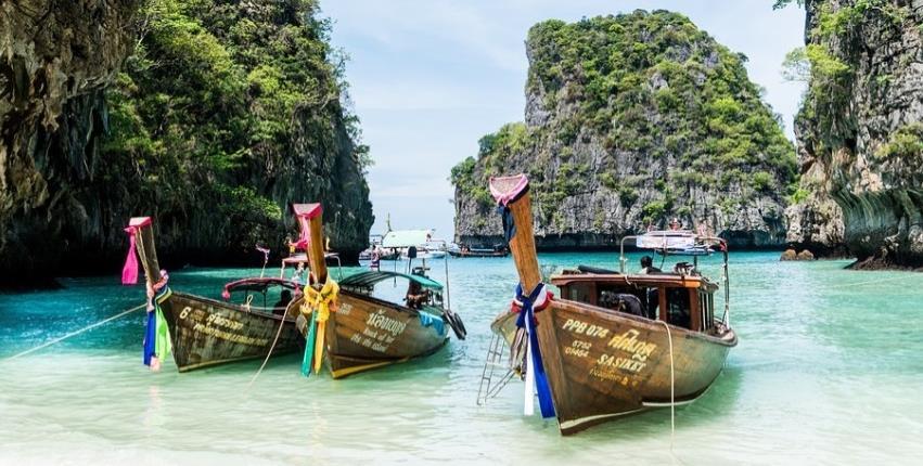 No passeio a Koh Nang Yuan (três pequenas ilhas unidas por um banco de areia), é possível