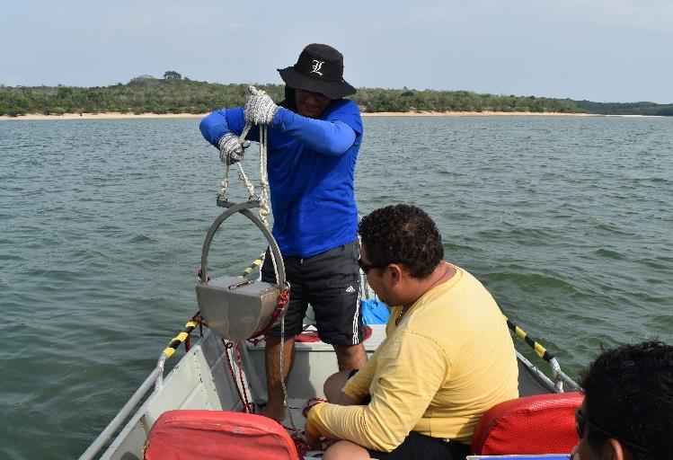 Para o estudo de minerais pesados e determinação de proveniência sedimentar as amostras foram lavadas, secas e peneiradas e, em seguida os minerais pesados foram extraídos da fração areia muito fina