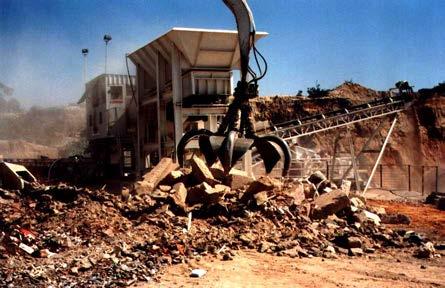 cesso, o material é demolido e removido do local da obra, de forma indiferenciada, sem qualquer tratamento.