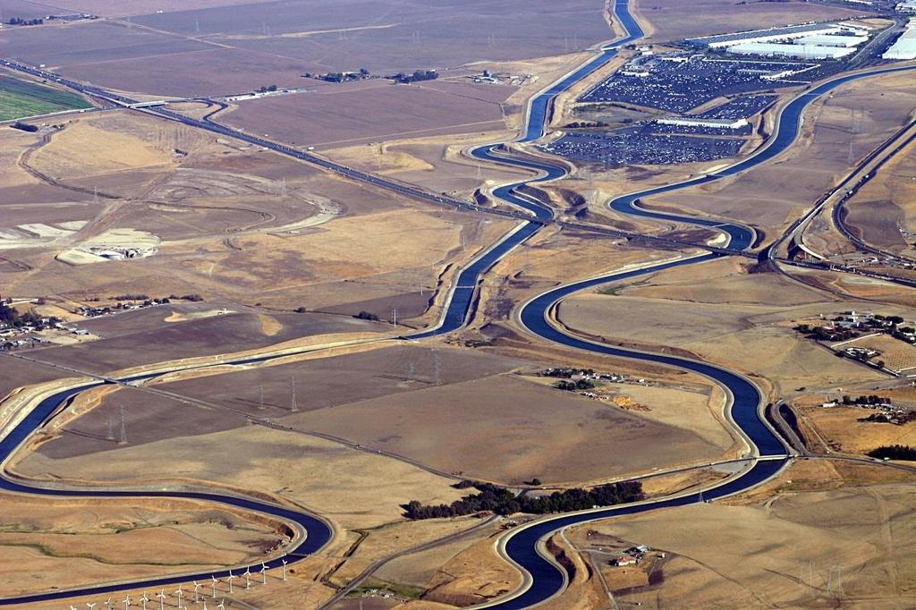 O Projeto de Água do Estado da Califórnia é um sistema de armazenamento e entrega de água de tanques, aquedutos, usinas e plantas de bombeamento.