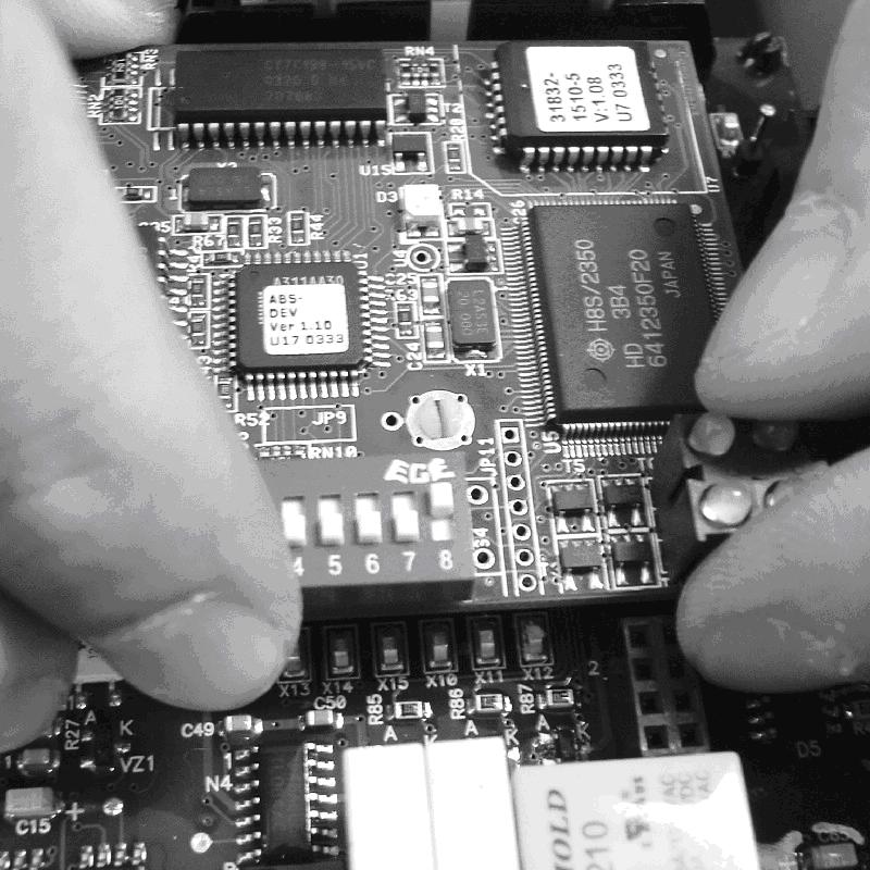 Checking the connector for correct positioning Verificando la