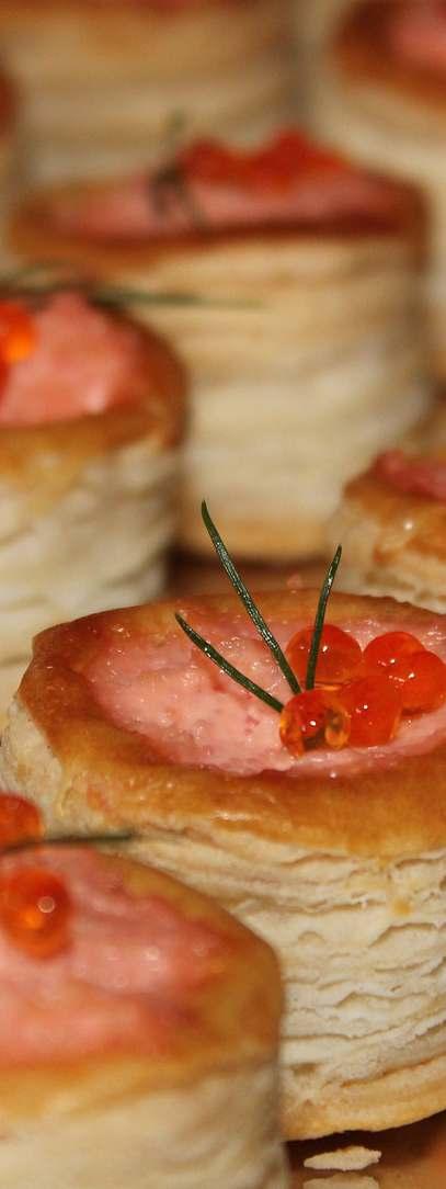 Opção 3 CANAPÉS 3 Canapés Quentes: Vol Au Vent de camarão com catupiry Pastel assado de escarola com bacon Esfirra aberta de carne Isca de peixe Croquete de carne Mini Croissant de frango com