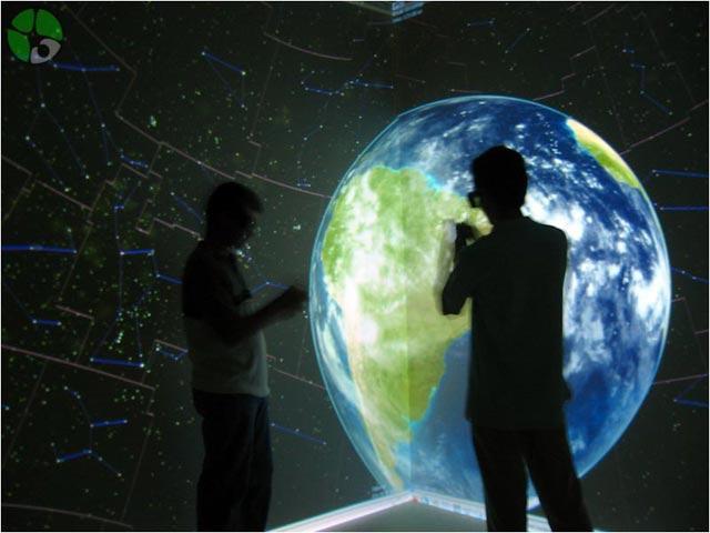 Desenvolvimento de Ambiente de Realidade Virtual de Baixo Custo baseado em Realidade Aumentada Christopher Shneider Cerqueira 1 e Claudio Kirner 2 1 Instituto Nacional de Pesquisas Espaciais (INPE)