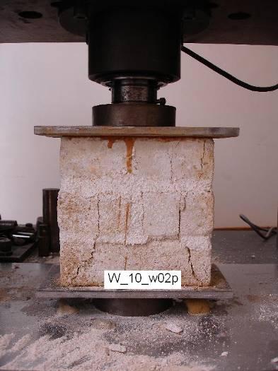Ensaios de Caracterização Mecânica do Adobe Figura 3.3 - Muretes: ensaio de compressão perpendicular às juntas de assentamento e ensaios de compressão diagonal.