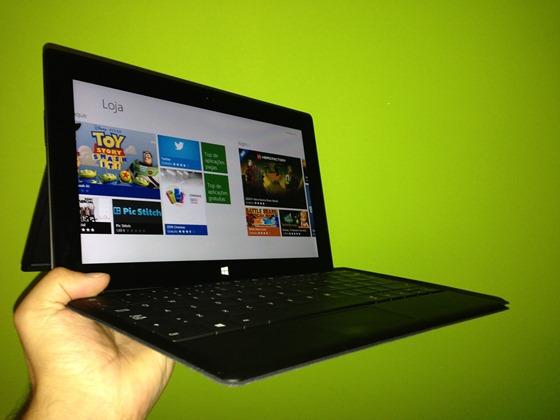 3) O Surface RT suporta Java e Flash? Relativamente ao Flash, sim é suportado. Já o Java, é apenas suportado em algumas aplicações. 4) 32 GB de memória de armazenamento chega não chega?