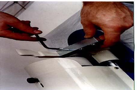 O processo para afiação de facas da tesoura pneumática METALNORTE, é praticamente o mesmo da afiação de facas overlok, a diferença é que temos que