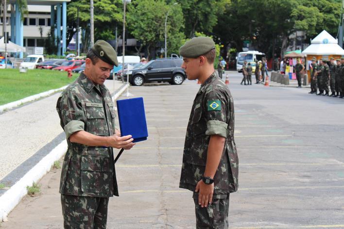 do Comando e dos integrantes do IME Vibração e entusiasmo, durante a formatura Expediente Gen Div Waldemar