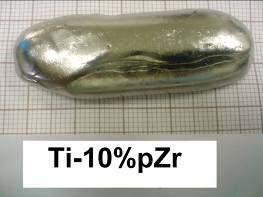 Figura 9 Forno de fusão à arco voltaico utilizado na fusão das amostras. 10mm 10mm Figura 10- Lingote da liga Ti-5%pZr (a) e Ti-10%pZr (b).
