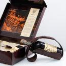Base de licitação: 5 730 "BORGES" VINTAGE PORT Duas garrafas de Vinho do Porto, de 1963 e 1970. Acompanha suporte de garrafa em couro. Em caixa.