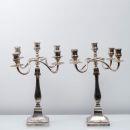 289 PAR DE CANDELABROS DE CINCO LUMES Em prata Espanhola contrastada de 900, decoração relevada estilo neoclássico. Sinais de uso. Peso Aprox: 2068 gr. Dim: 43 cm.