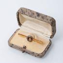 381 ALFINETE "LUA" Em ouro de 19,2Kt., contraste tigre (1887-1937), cravejado com diamantes talhe brilhante e rosa. Peso Aprox: 2,9 gr Dim: 4,5 cm.