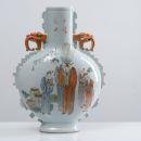 Base de licitação: 450 594 PAR DE PEQUENOS BANCOS DE JARDIM Em porcelana da China, decoração com esmaltes