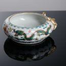 605 PEQUENO BRUSH POT Em porcelana da China, decoração com esmaltes policromos da família verde e
