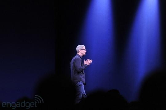 Tim Cook entra em palco.