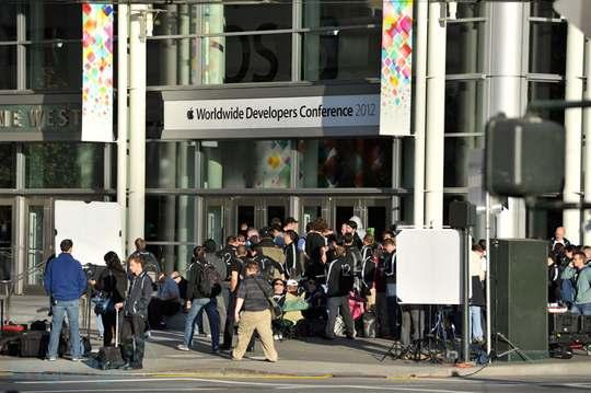 17:35h A multidão já está a juntar-se, aguardando ansiosamente o início da keynote. 17:30h A Apple Store online está "down".