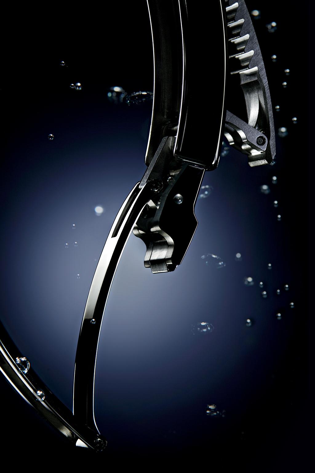 Características SISTEMA DE EXTENSÃO GLIDELOCK O sistema de extensão Rolex Glidelock, patenteado pela Rolex, permite que os mergulhadores regulem o comprimento da pulseira para poderem utilizar o