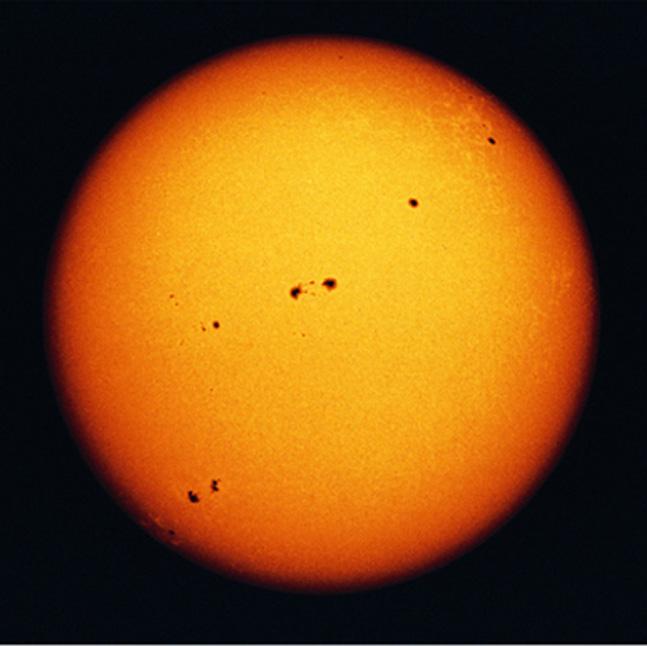 42 Licenciatura em Ciências USP/Univesp Figura 4.1: Imagem do disco solar na luz visível.