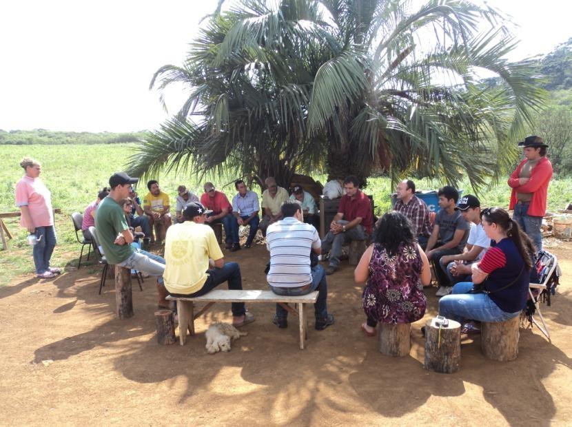 Figura 01: Reunião realizada com morados da comunidade Faxinal dos Elias Fonte: HORT, 2015.