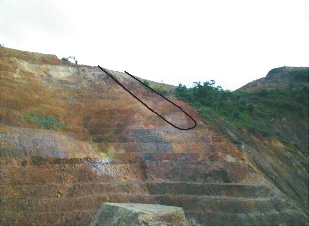 Carolina Helena Caldeira Silva et al. do um perfil mais atual (2006), resultante da escavação da rocha em direção à cava final.