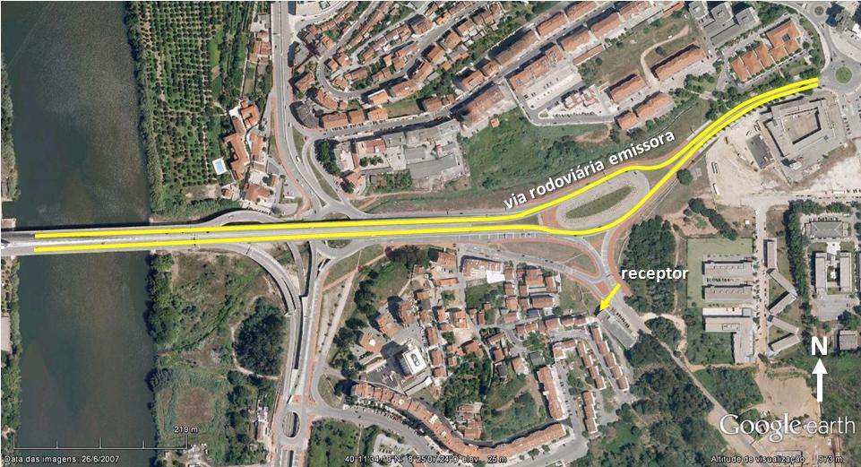 Acústica 2012, 1 a 3 de Outubro, Évora, Portugal Figura 1 Vista aérea da área de estudo, com a identificação da via de tráfego principal A zona envolvente é atravessada transversalmente por uma via