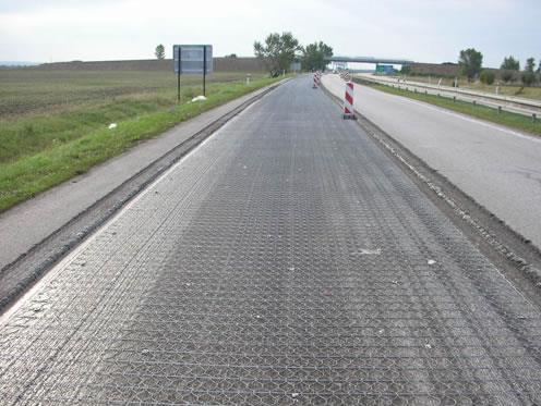 Figura 5 - Reforço para pavimentação rodoviária. Fonte: Bonar (2013). A infraestrutura de transporte engloba aeroportos, ferrovias e rodovias.