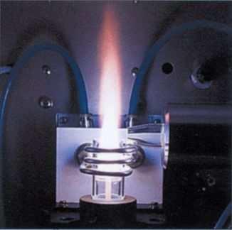 .. Amostras geralmente introduzidas na forma de solução Plasmas de ar (raios) + + + é Plasma de argônio (tocha de quartzo) Permite a determinação da maioria dos elementos da tabela periódica Ampla