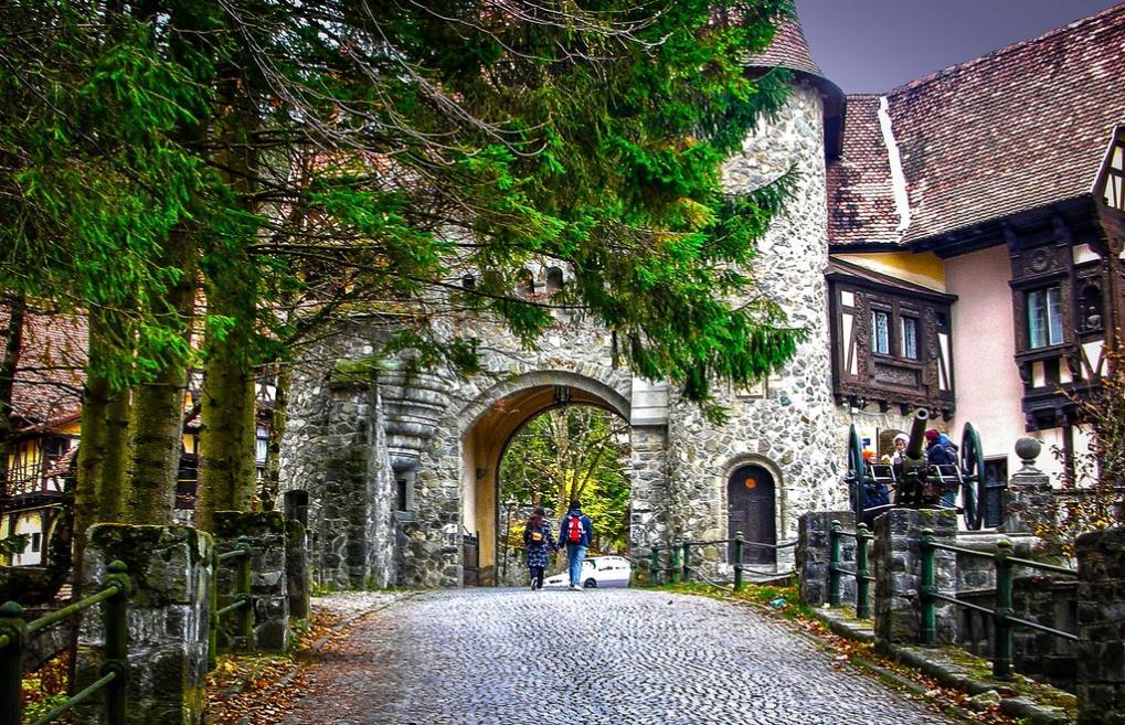 Este castelo foi construído 140 anos atrás e define o local como muito pitoresco entre as montanhas.