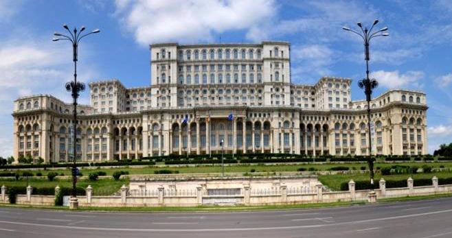 O edifício mais emblemático da cidade que o grupo irá visitar pela manhã é o Palácio do Parlamento, que também conta a história do regime comunista na Romênia.