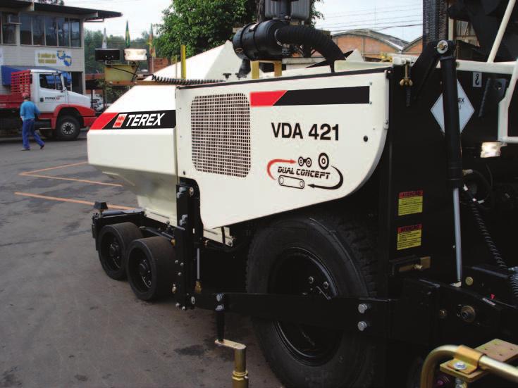 volante do operador; Ajuste de velocidade por joystick de avanço mecânico.