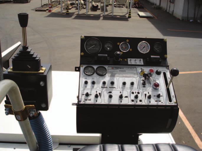 PAINEL DE CONTROLE Painel completo, com todos os comandos e instrumentos necessários à operação do equipamento, incluindo: - Manômetro: indica a pressão do sistema hidrostático, servindo também como