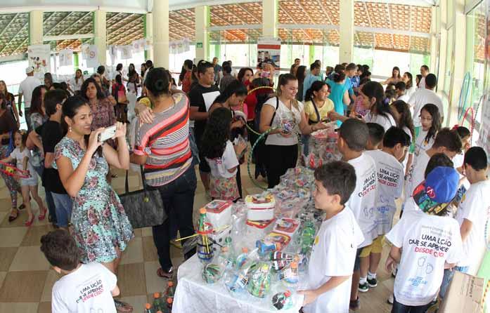 Tripé Fotografia Estudantes mostram resultados do programa JEPP Alunos da Escola Magistral realizaram uma feira, em 30 de setembro, em comemoração ao sucesso do programa Jovens Empreendedores