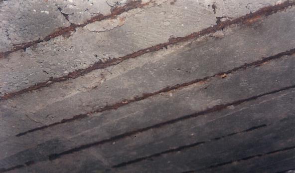 É conhecido que uma das principais causas de degradação das estruturas de betão armado consiste na delaminação do betão de recobrimento devido à corrosão das armaduras, devendo-se em primeiro lugar
