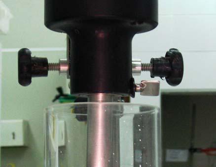 33 foi realizada em um recipiente de vidro com volume total de 1 litro com 8 cm de diâmetro e 20 cm de altura. A Figura 3.1 mostra o preparo da miniemulsão no dispersor mecânico EXTRATUR Q-252-28.