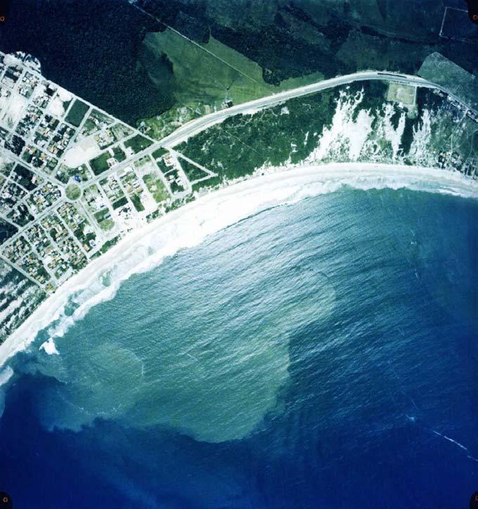 Foto 19. Fotografia aérea do arco praial na escala 1:8., obtida em maio de 22.