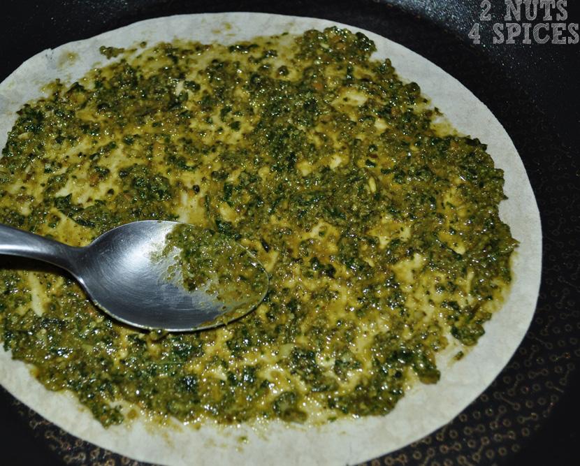 Para iniciar a pizza coloque a massa sobre a frigideira e passe o pesto.