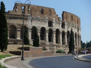 Roma é daquelas cidades que te conquista à primeira vista. Impossível não se apaixonar por essa cidade que, ao se distrair, você esbarra em um monumento romano.