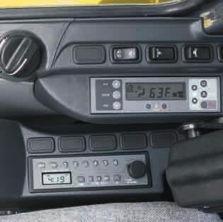 Os interruptores do lado direito incluem seletor de bomba dupla para acionar implementos especiais, interruptores de acionamento da função Heavy Lift, da função Independent Travel e dos faróis.