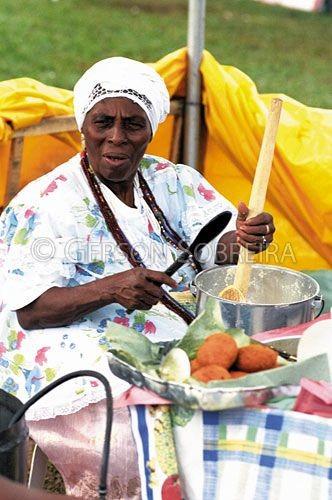 O candomblé tem uma relação muito especial com a comida. Os devotos faziam muitas oferendas para os santos.