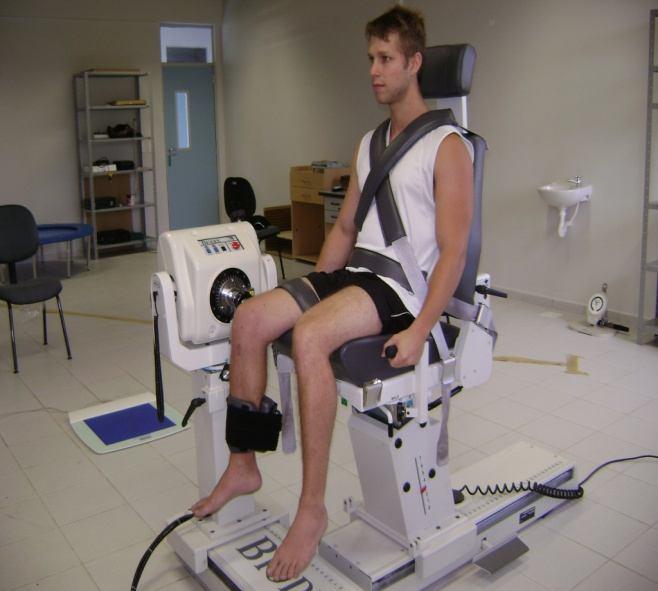 Os sujeitos foram instruídos a realizar flexão e extensão do joelho sendo efetuadas cinco repetições submáximas para a familiarização dos testes.