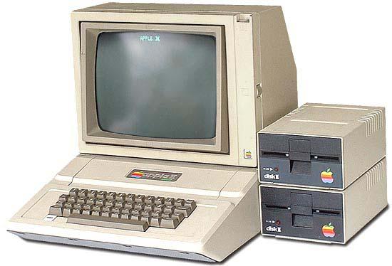 Década de 1970 Aplicativos e PCs Com seu amigo Steve Jobs, Steve Wozniak fundou a Apple Computers em 1977 e lançou o Apple II,