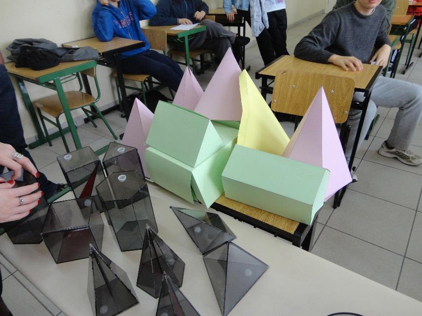 Figura 1: Sólidos geométricos e planificações montadas.