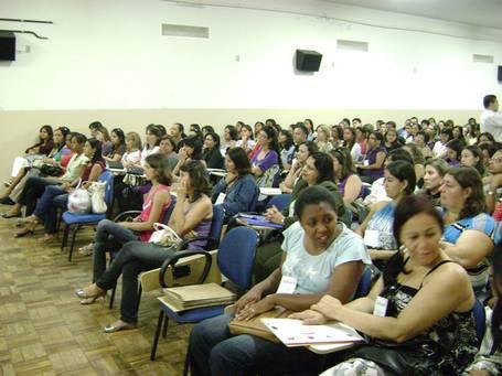 9 Figura 05: Capacitação de Professores de Escolas Públicas de 20 Municípios de diversas regiões de MG. Fonte: Agência Minas, 2008.