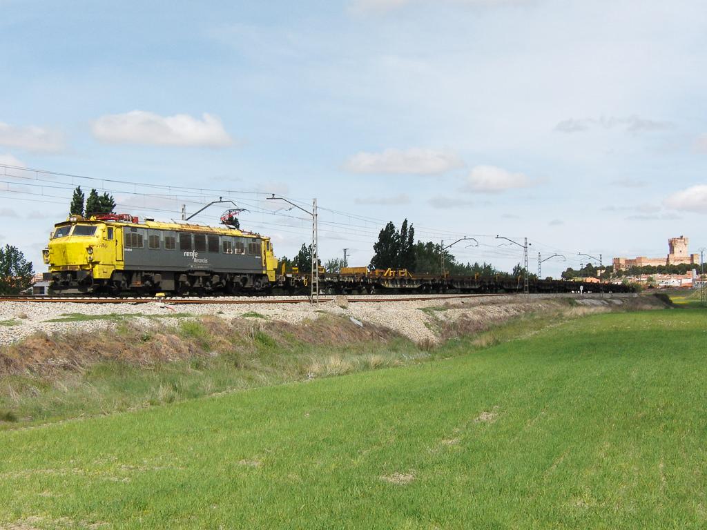 Uma locomotiva eléctrica da série 251 com um comboio de transporte de carris procedente de Valladollid e com destino a Las Cabezas de San Juan.