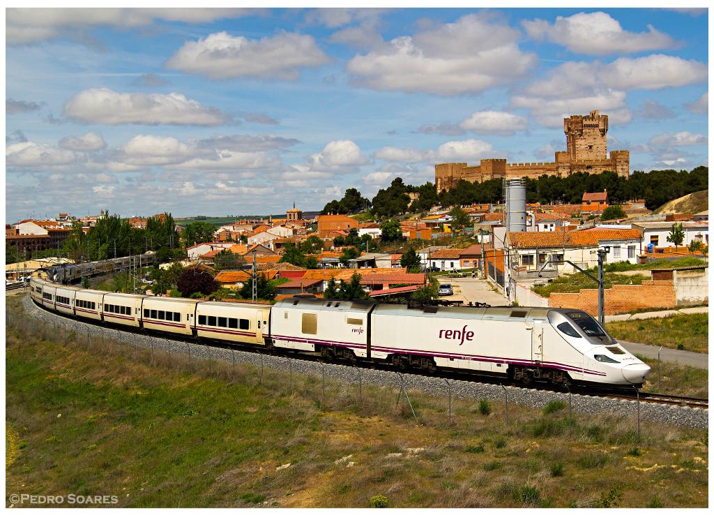 Duas automotoras da série 730 com um comboio Alvia procedente de Pontevedra e com