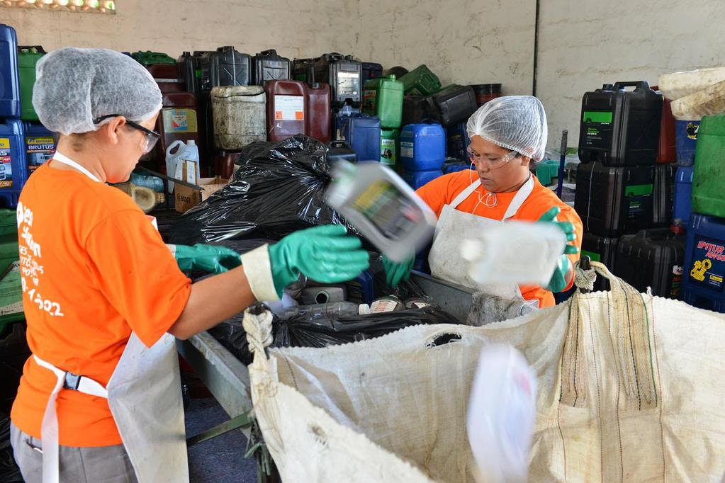 Segregação das embalagens plásticas de óleo lubrificante usadas na central de Duque de Caxias RJ A experiência acumulada no período facilitou a proposta de modelagem de logística reversa da Política