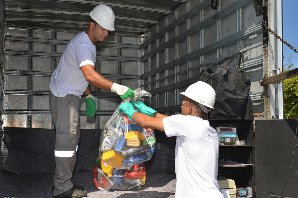 Acomodação das embalagens de lubrificantes no caminhão Além do Acordo Setorial foram assinados Termos de Compromisso com Secretarias de Meio Ambiente e outros signatários do comércio varejista e