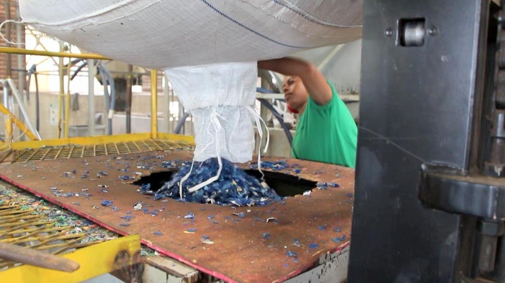 balança e impressora eletrônica, canaletas para eventuais derrames e um tanque coletor.