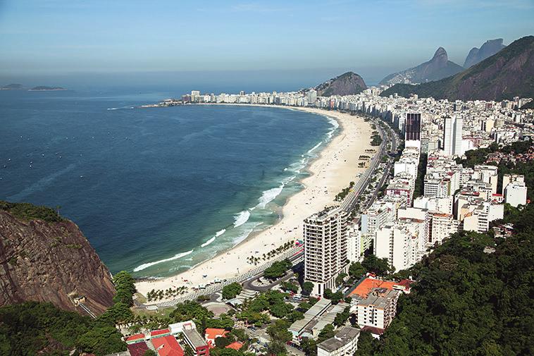 A partir da esquerda, no sentido dos ponteiros do relógio: o voleibol de praia é um desporto popular; pescadores lançando os seus barcos na praia de Copacabana; o Forte de Copacabana; sobrevoando o