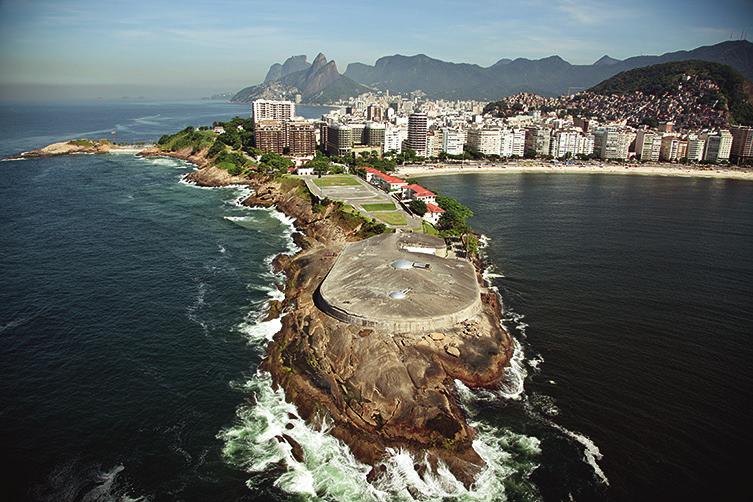 Atlântica confirmam o estatuto de Copacabana como uma das áreas mais densamente povoadas do mundo.